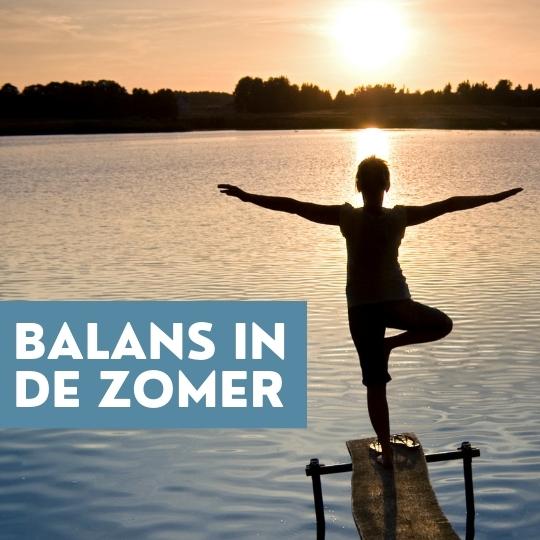 Vrouw balanseert op een één been, op een steiger aan een meer, met de zon die schijnt aan de horizon. Op de afbeelding staat de tekst 'balans in de zomer'
